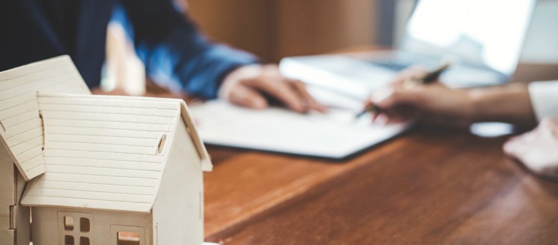 Sales-manager-filing-keys-to-c